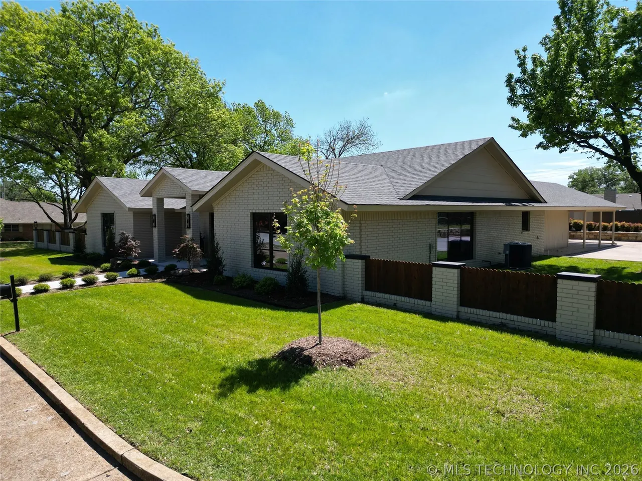 Photo 2 — 2200 Cloverleaf Place, Ardmore, OK 73401