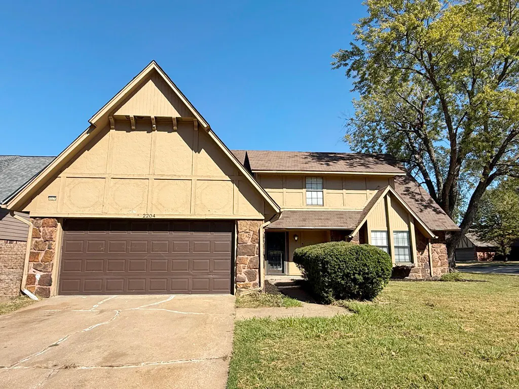Front exterior — 2204 W Memphis Place, Broken Arrow, OK 74012