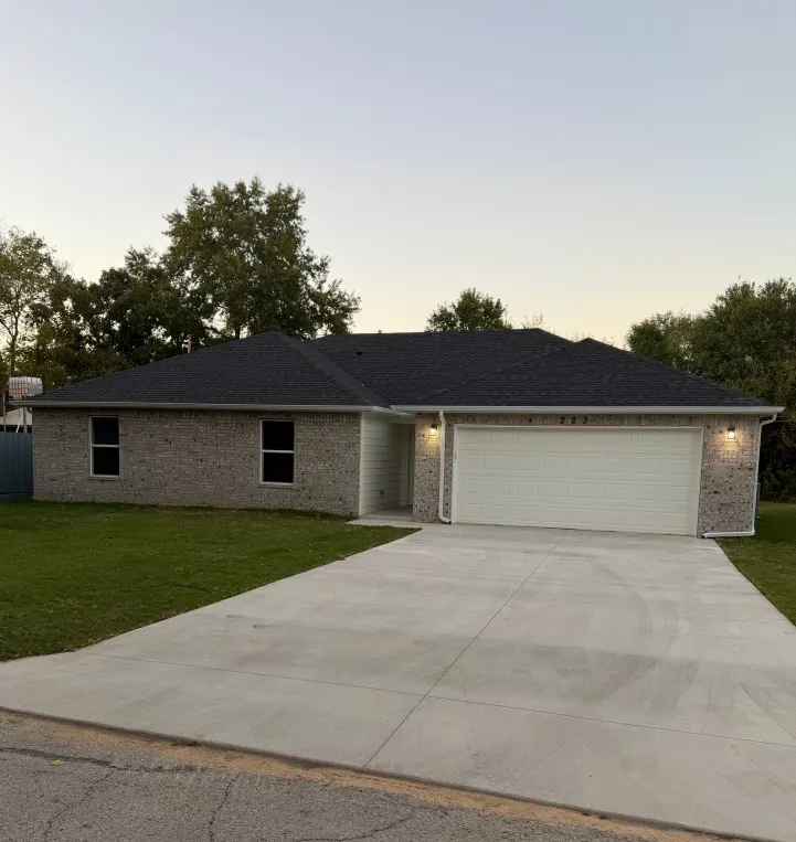 Front exterior — 223 E Ross Avenue, Sapulpa, OK 74066