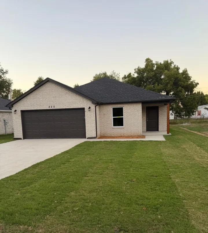 Front exterior — 225 E Ross Avenue, Sapulpa, OK 74066
