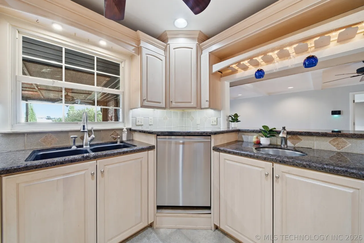 Photo 12 — 4231 S Columbia Place, Tulsa, OK 74105