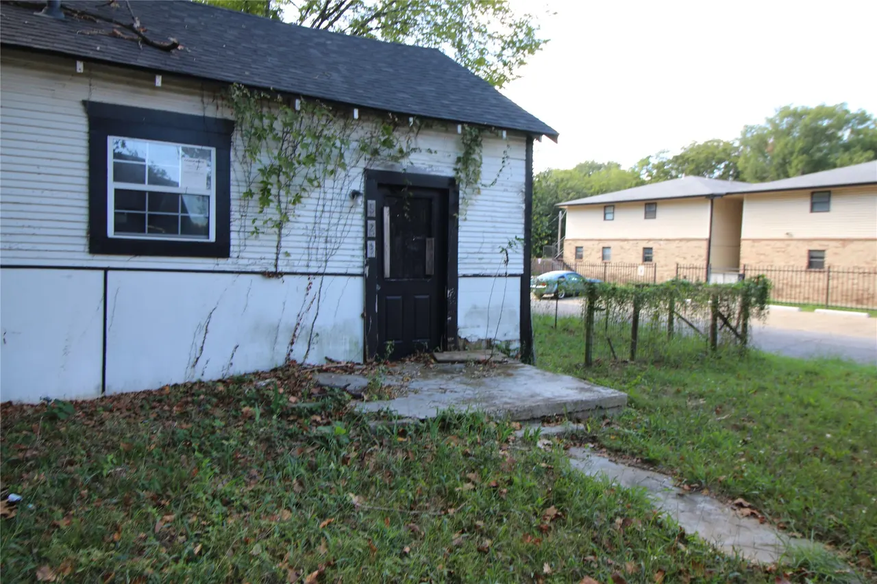 Front exterior — 523 W Plum, Durant, OK 74701