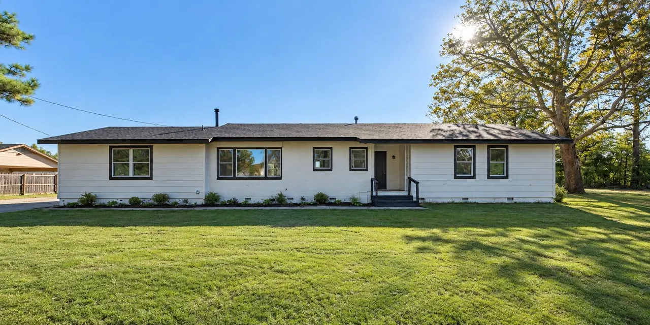 Front exterior — 705 N Elliott Street, Pryor, OK 74361