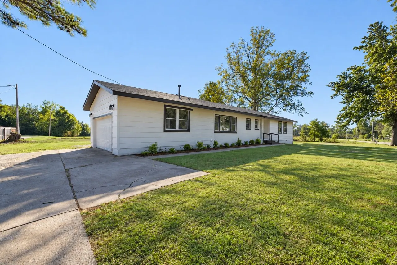 Photo 2 — 705 N Elliott Street, Pryor, OK 74361
