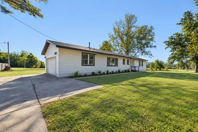 Photo 2 — 705 N Elliott Street, Pryor, OK 74361