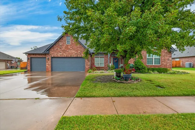 Photo 2 — 220 Pepper Grass Court, Bartlesville, OK 74006