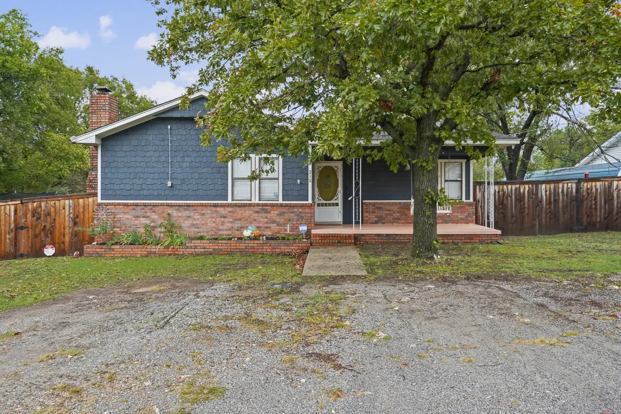 Photo 2 — 212 S Locust Street, Locust Grove, OK 74352