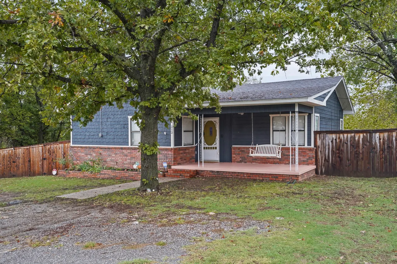 Photo 3 — 212 S Locust Street, Locust Grove, OK 74352