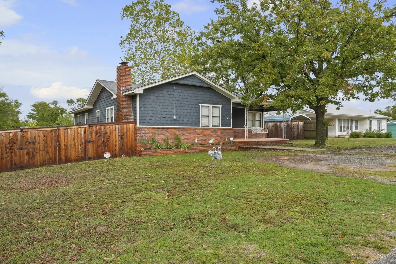 Photo 4 — 212 S Locust Street, Locust Grove, OK 74352