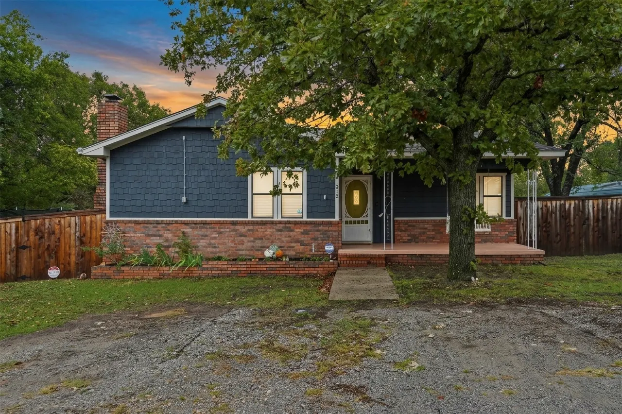 Front exterior — 212 S Locust Street, Locust Grove, OK 74352
