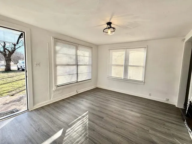Photo 3 — 35 NE Monroe NE, Ardmore, OK 73401