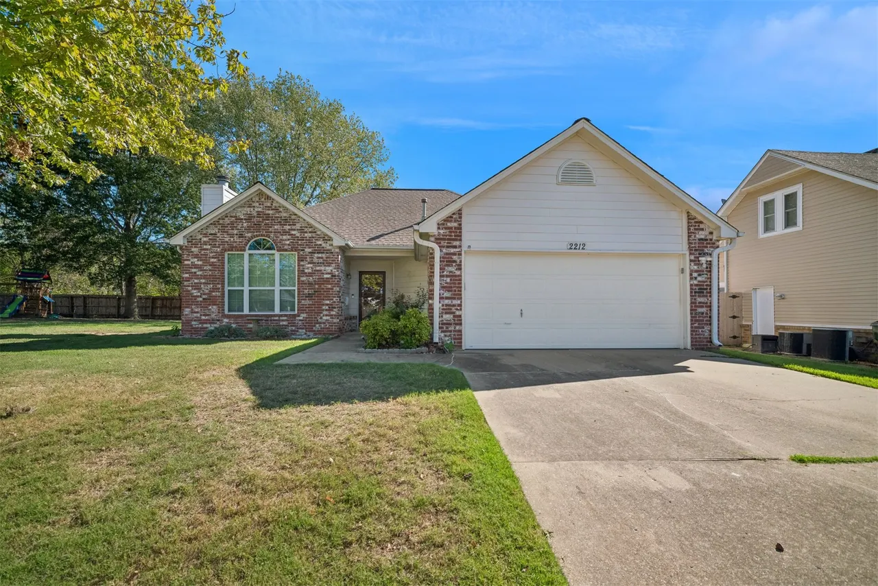 Front exterior — 2212 SW Wolf Run Court, Claremore, OK 74019