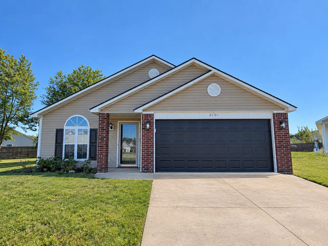 Front exterior — 2101 Greenbrier Circle, Claremore, OK 74017
