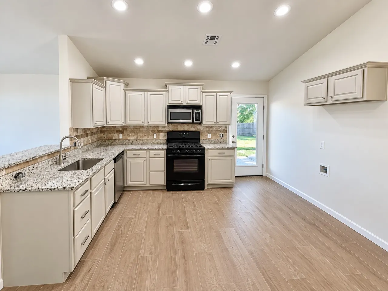 Photo 14 — 2101 Greenbrier Circle, Claremore, OK 74017