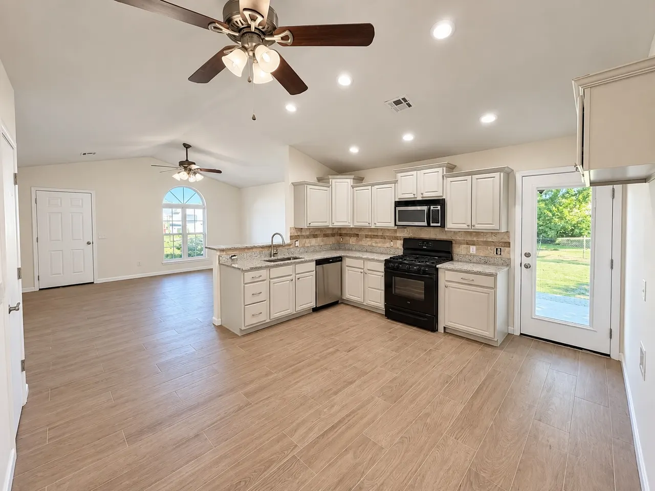 Photo 15 — 2101 Greenbrier Circle, Claremore, OK 74017