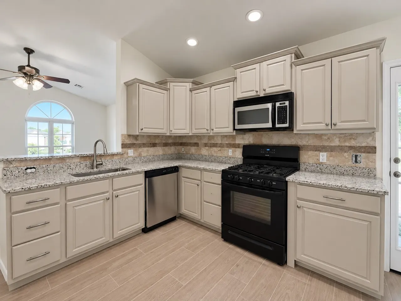 Photo 8 — 2101 Greenbrier Circle, Claremore, OK 74017