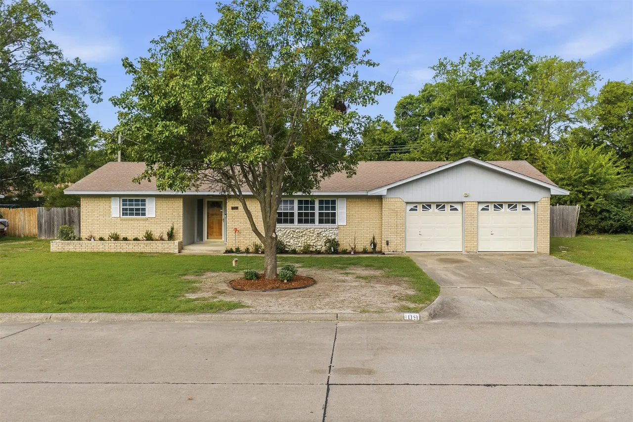 Front exterior — 809 Pershing Drive W, Ardmore, OK 73401