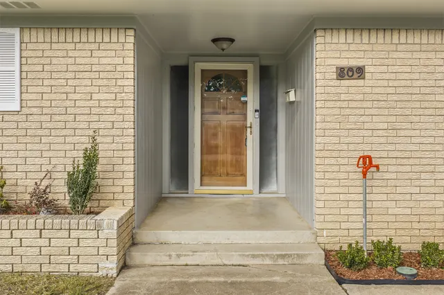 Photo 2 — 809 Pershing Drive W, Ardmore, OK 73401
