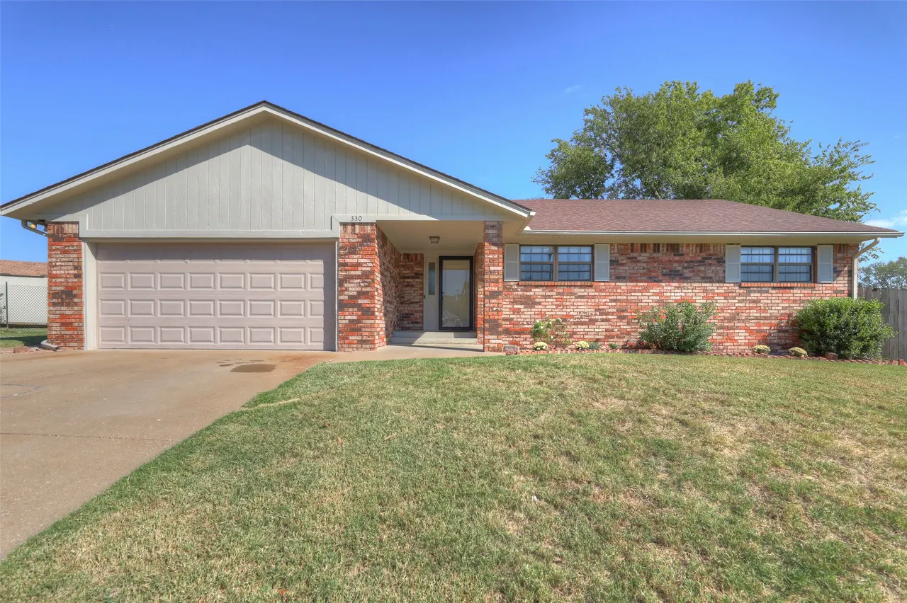 Front exterior — 330 Cara Lee Lane, Bartlesville, OK 74006