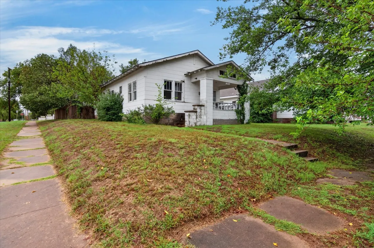 Front exterior — 1221 SE Delaware Avenue, Bartlesville, OK 74003
