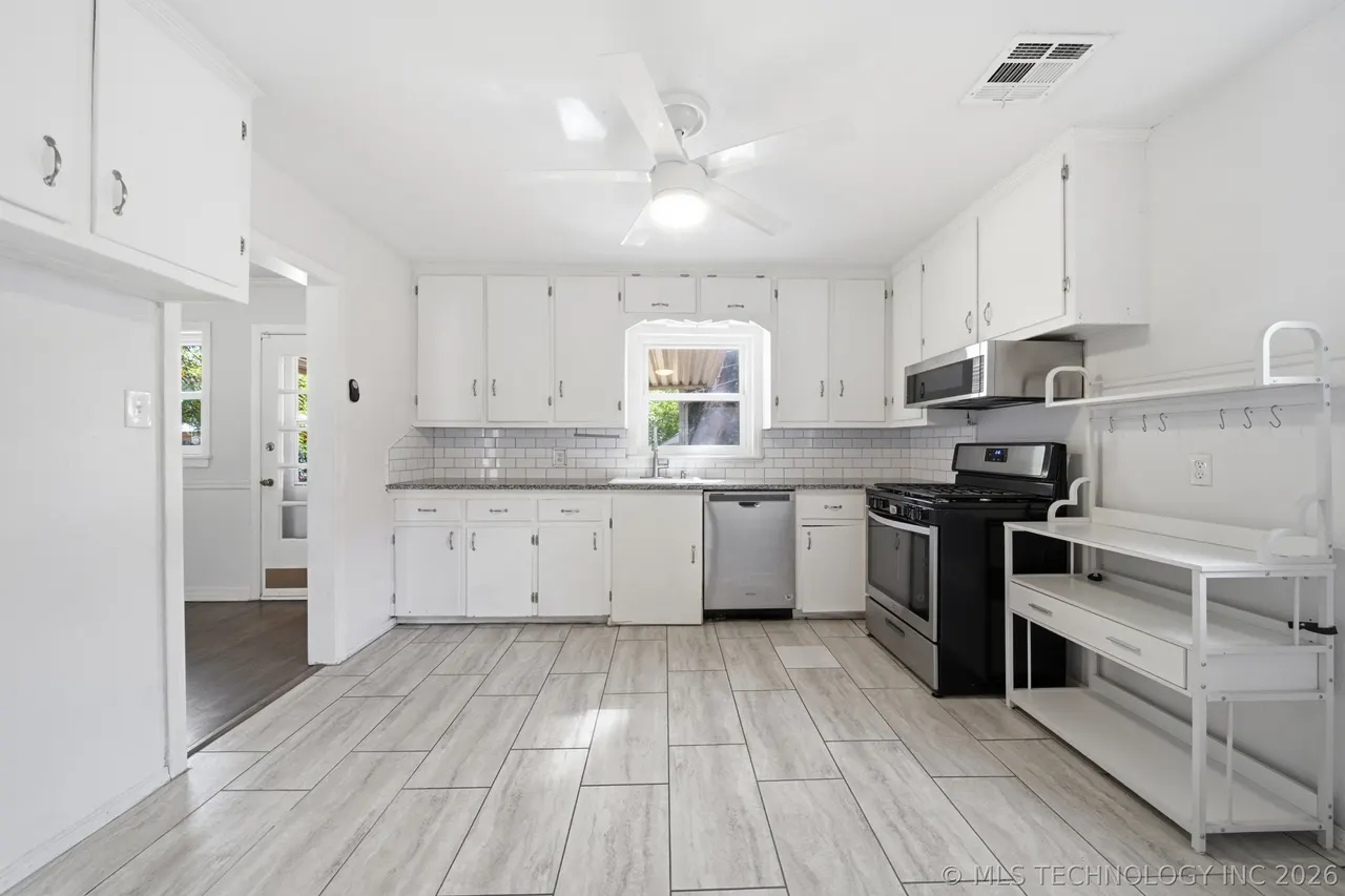 Photo 9 — 1552 E 49th Place, Tulsa, OK 74105