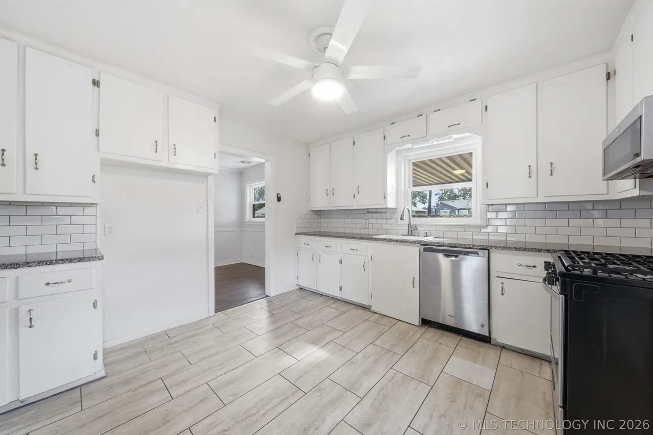 Photo 10 — 1552 E 49th Place, Tulsa, OK 74105