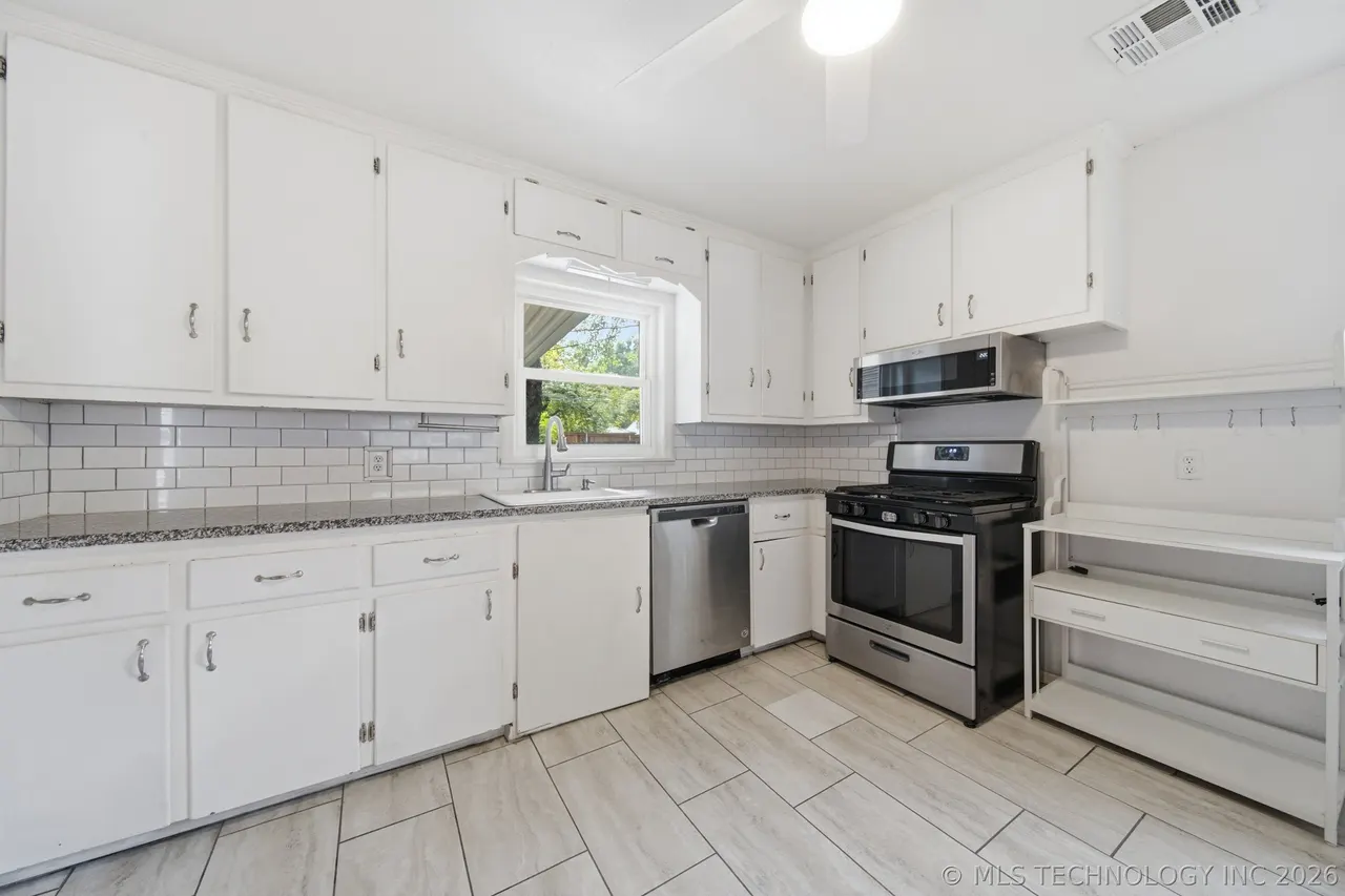 Photo 11 — 1552 E 49th Place, Tulsa, OK 74105