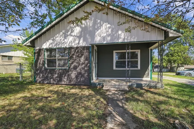 Photo 2 — 214 W Mulberry, Durant, OK 74701