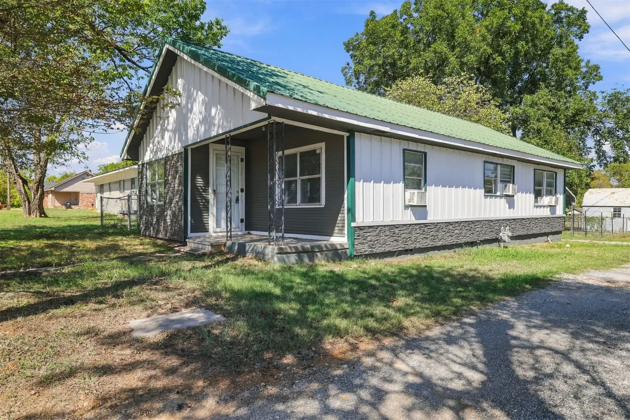 Front exterior — 214 W Mulberry, Durant, OK 74701
