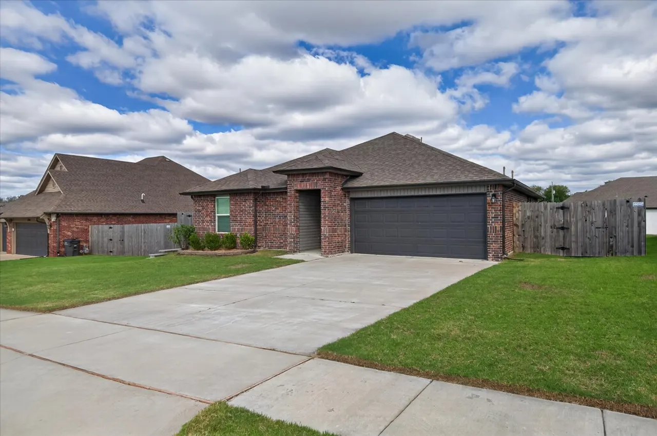Photo 2 — 3210 SE Rushmore Street, Bartlesville, OK 74006
