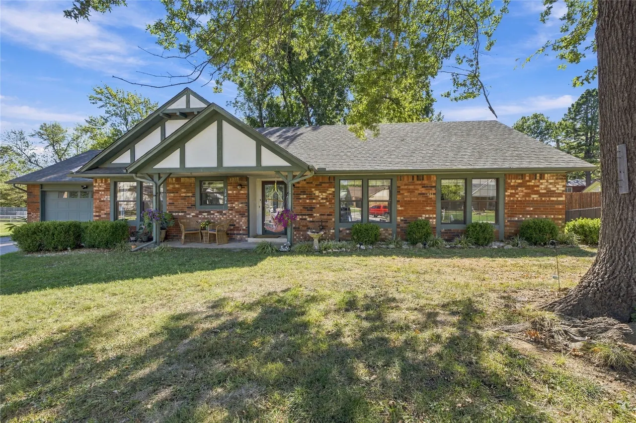 Front exterior — 1202 Oklahoma Place, Claremore, OK 74017