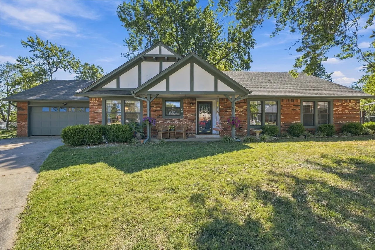 Photo 2 — 1202 Oklahoma Place, Claremore, OK 74017