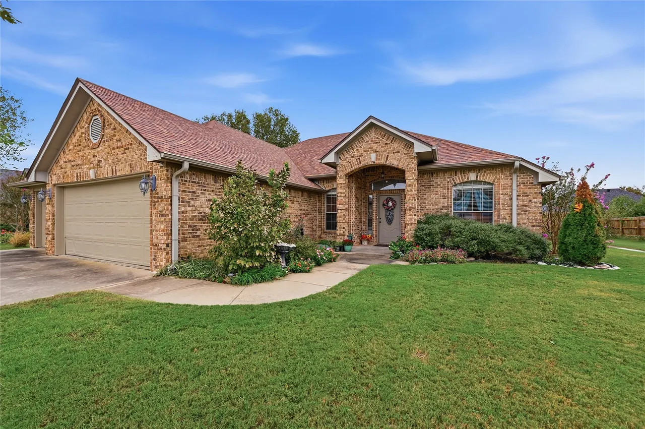 Photo 2 — 5714 Remington Circle S, Durant, OK 74701
