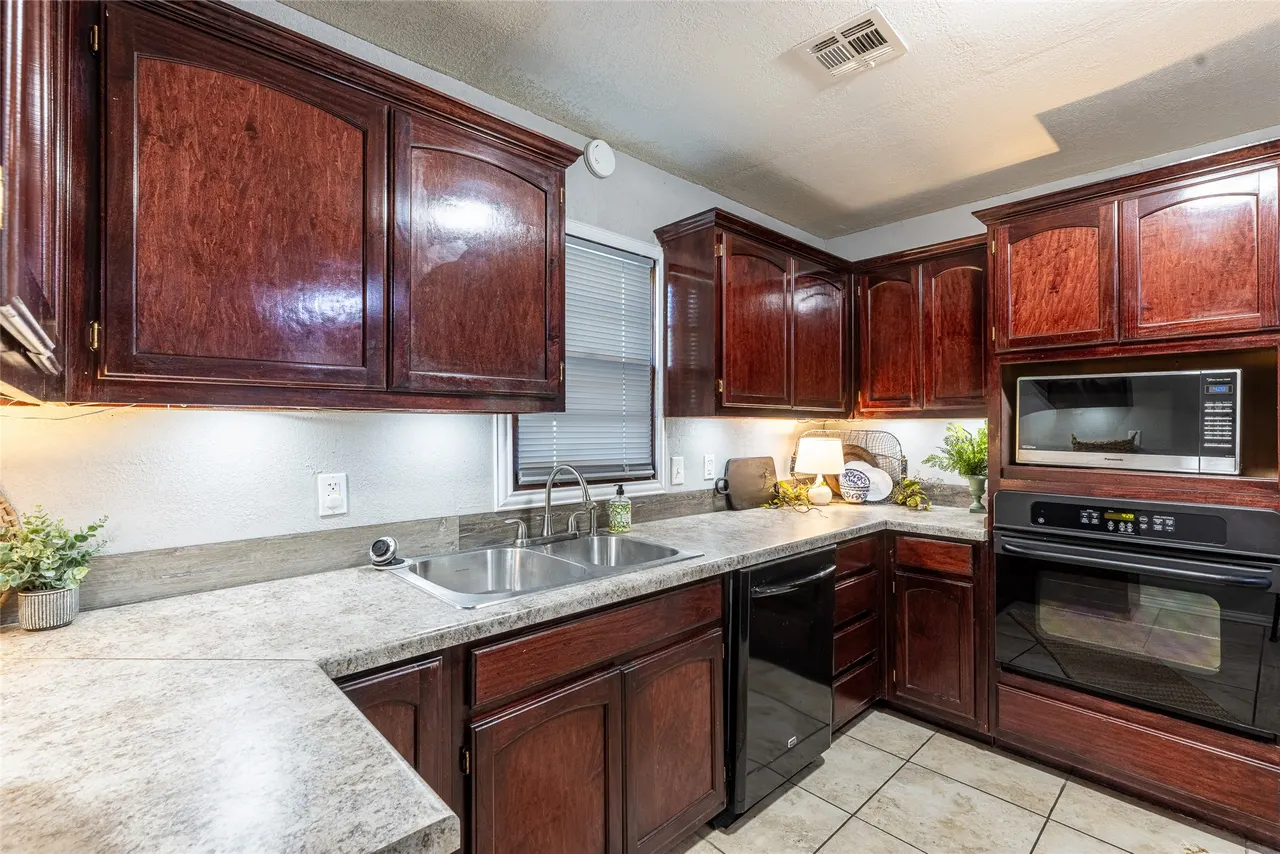 Photo 9 — 411 N Rowe Street, Pryor, OK 74361