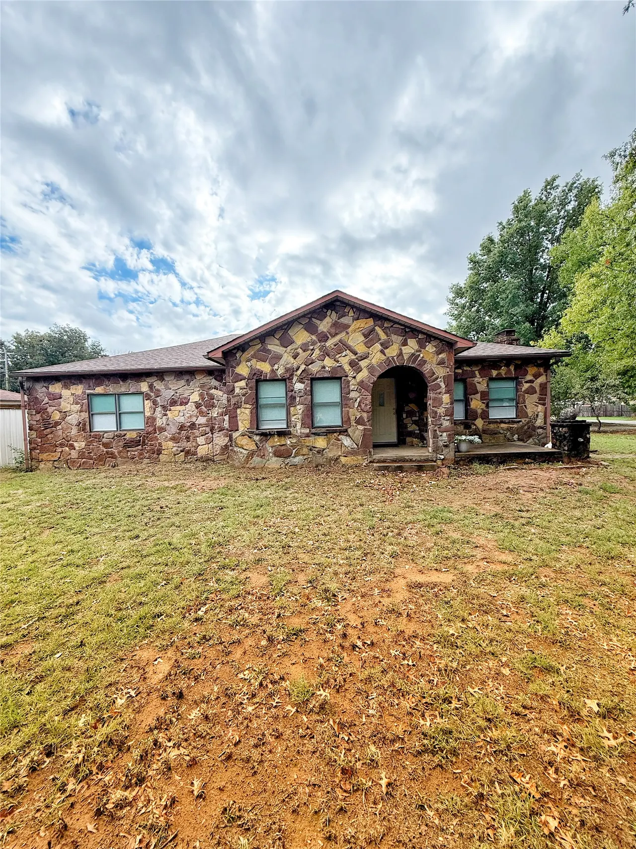 Front exterior — 301 Warren Street, Holdenville, OK 74848