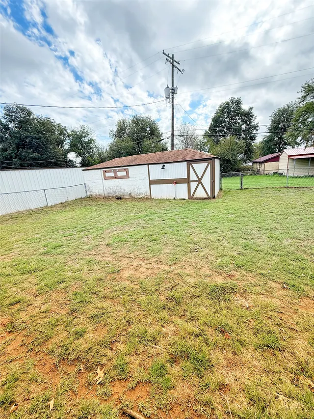 Photo 7 — 301 Warren Street, Holdenville, OK 74848