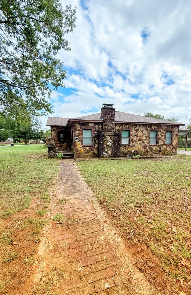 Photo 3 — 301 Warren Street, Holdenville, OK 74848
