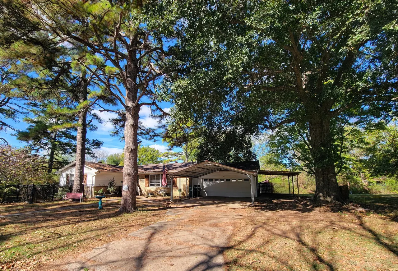 Front exterior — 311 S Elm Street, Sallisaw, OK 74955