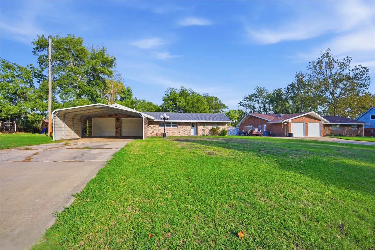 Front exterior — 900 S Oliphant Street, Holdenville, OK 74848