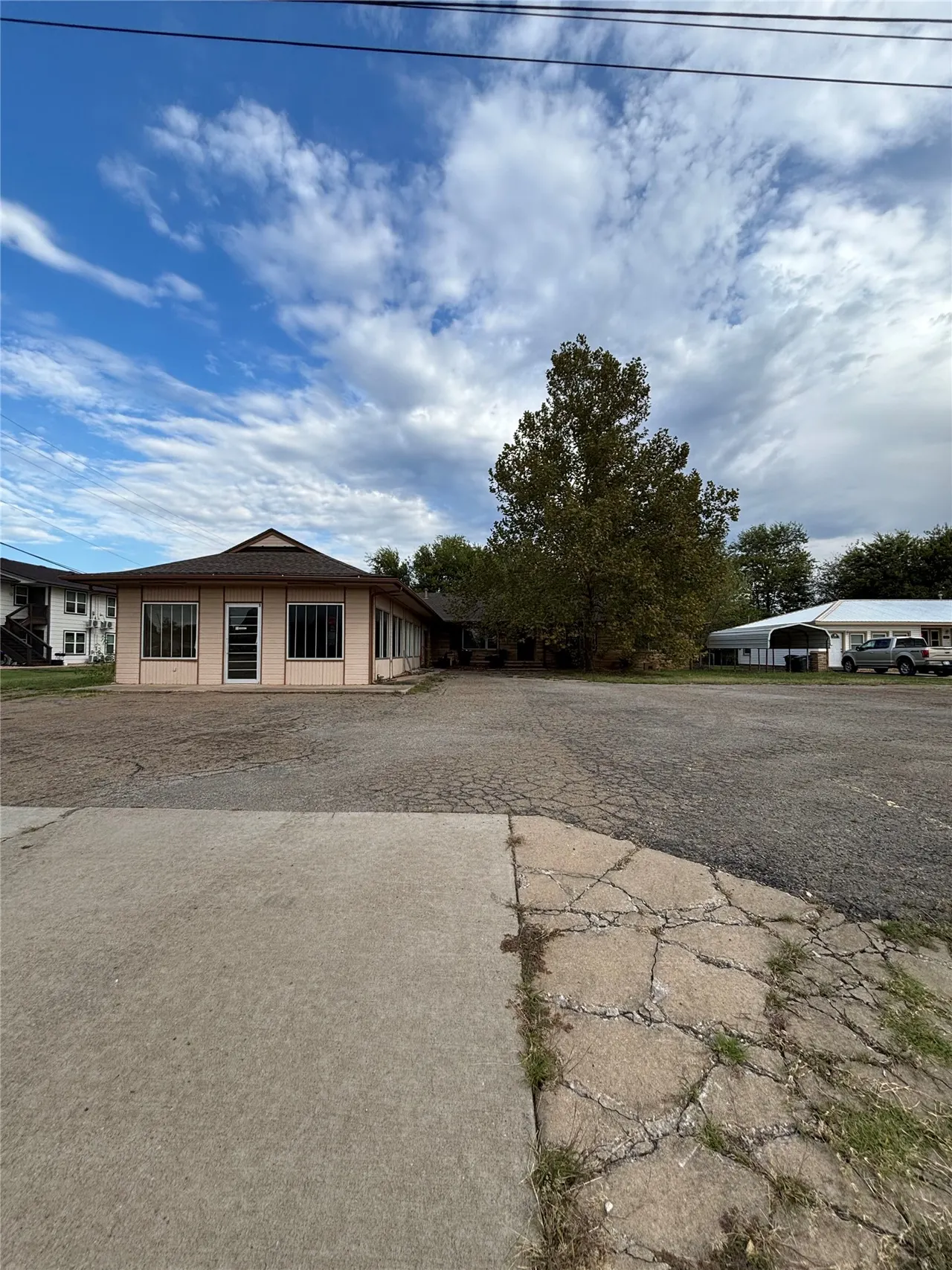 Front exterior — 418 W Rogers Boulevard, Skiatook, OK 74070