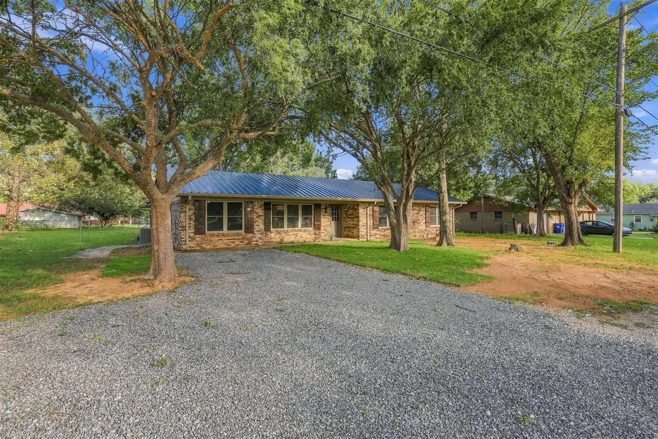Front exterior — 210 N Collins, Colbert, OK 74733