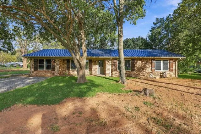 Photo 3 — 210 N Collins, Colbert, OK 74733