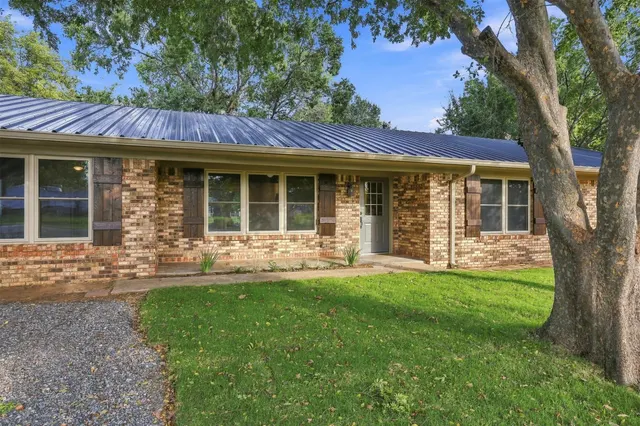 Photo 2 — 210 N Collins, Colbert, OK 74733