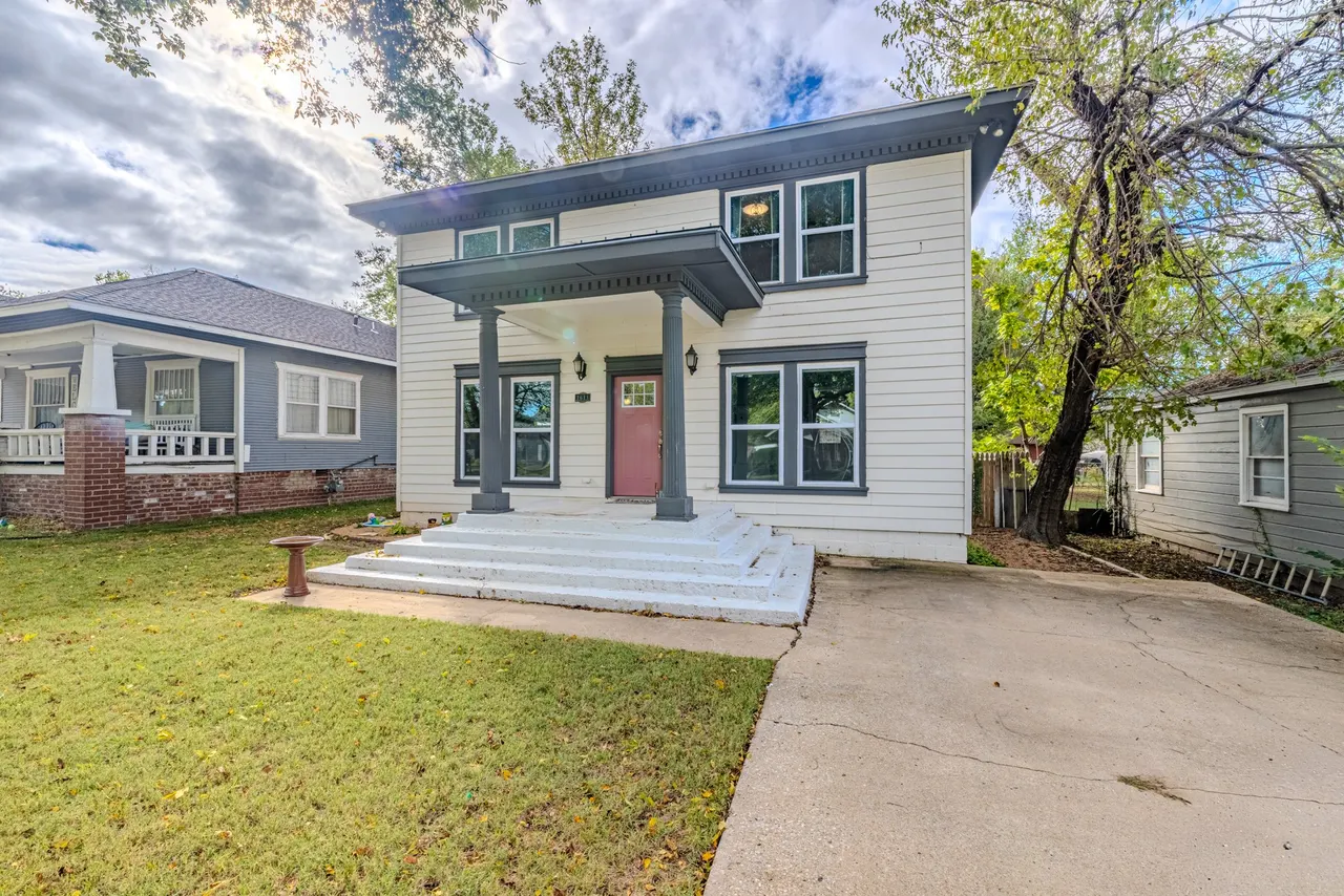 Front exterior — 1611 W Broadway Street, Collinsville, OK 74021