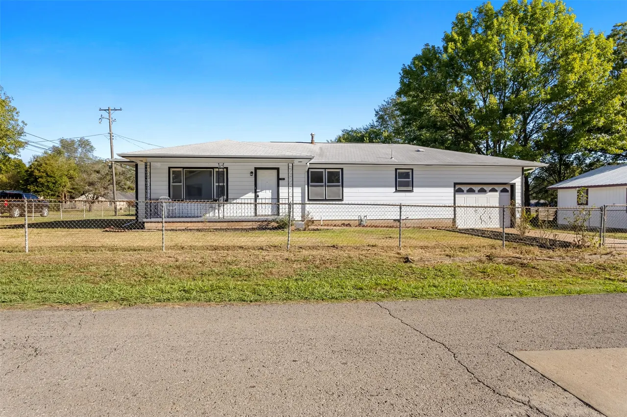 Front exterior — 619 W Knisley, Checotah, OK 74426