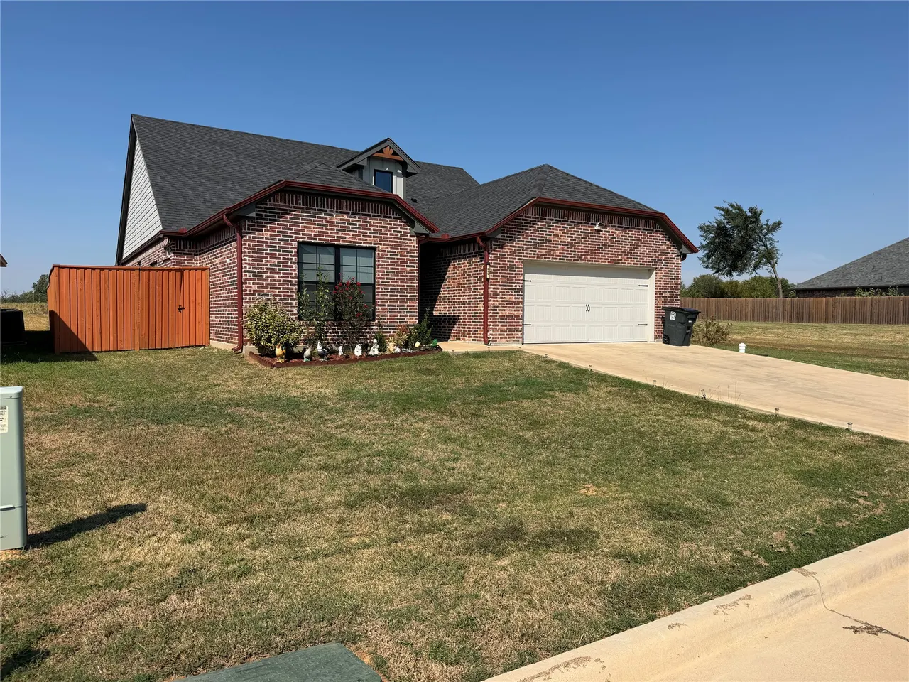 Photo 2 — 859 Springfield Court, Durant, OK 74701