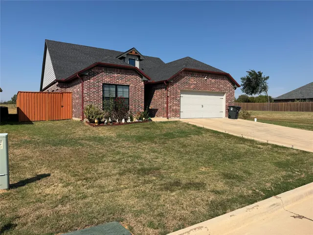 Photo 2 — 859 Springfield Court, Durant, OK 74701