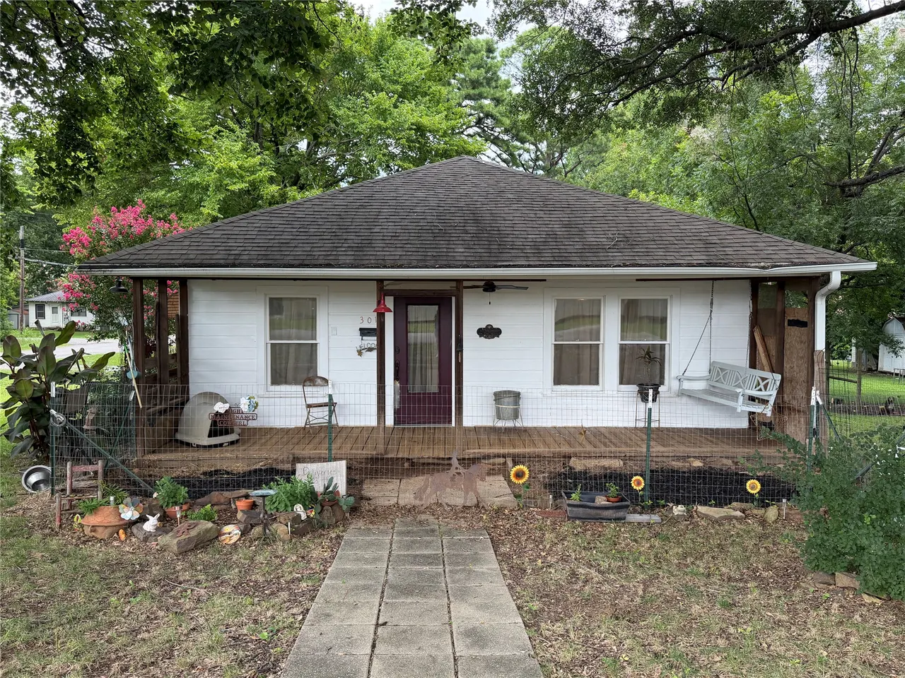 Front exterior — 301 E Ada Street, Wilburton, OK 74578