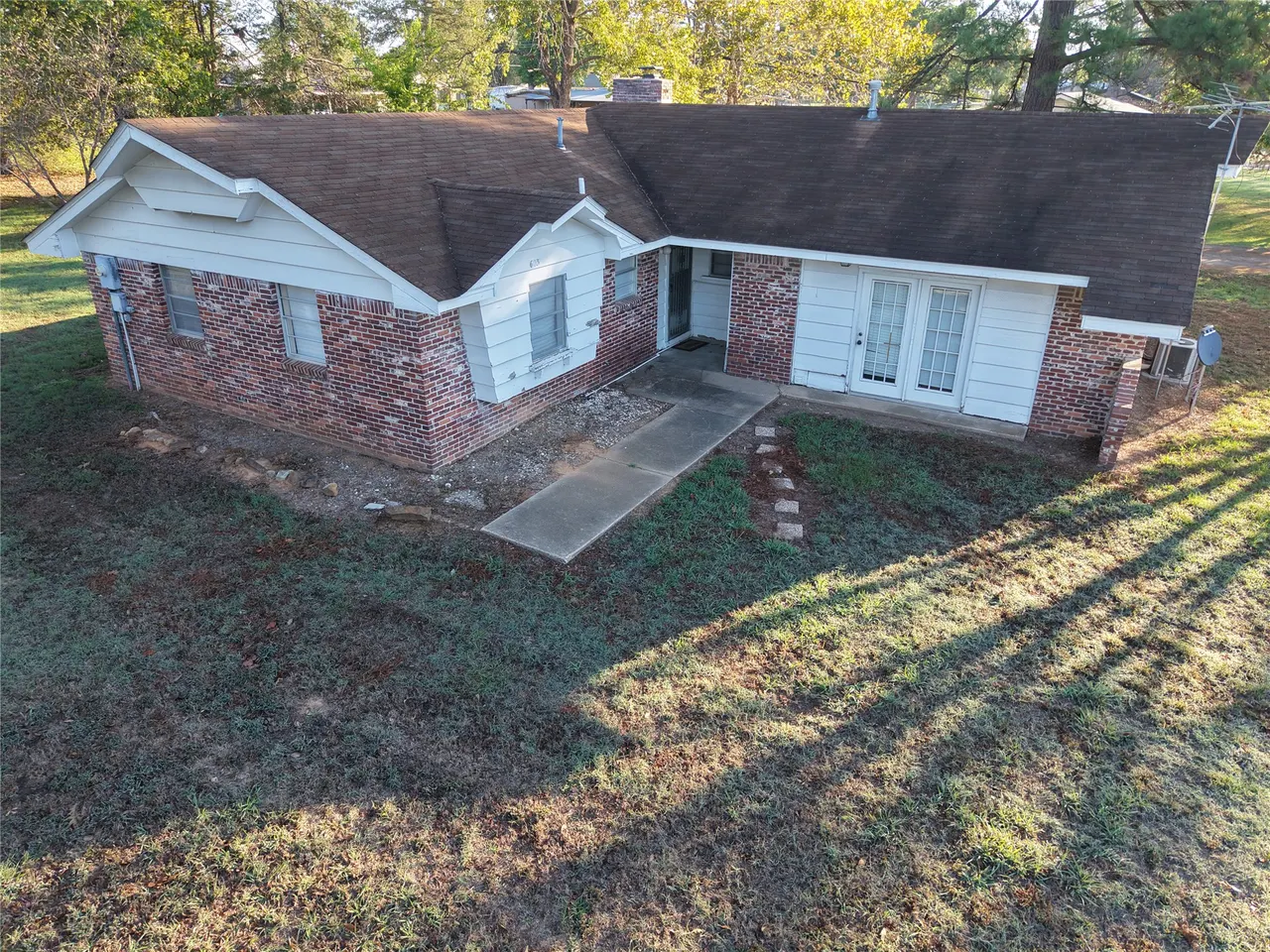 Front exterior — 605 del norte, Wister, OK 74966