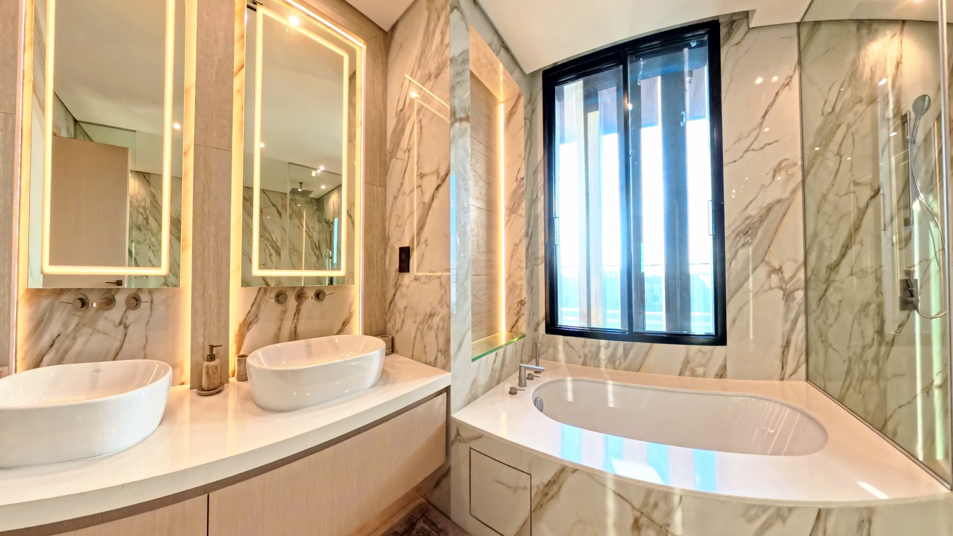 Luxury 4 Bedrooms Villa - Gallery Image 9